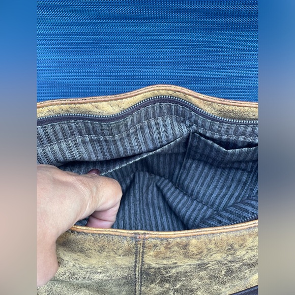 John Cole Kaylee Distressed Cow Hide Leather Brown Shoulder Bag/Purse/Tote - Picture 10 of 14